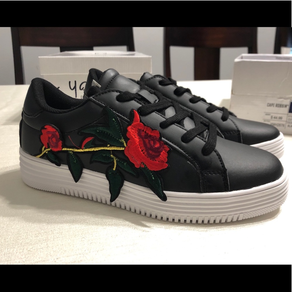 New in box Women’s Tennis Sneaker Rose Design -BLK